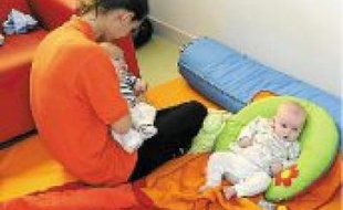 Certains parents renoncent à leur travail pour s'occuper des nouveau-nés.