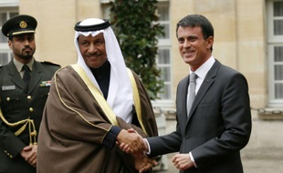Le Premier ministre du Koweit, Sheikh Jaber al-Mubarak al-Sabah (g) et son homologue français, Manuel Valls, à Paris le 21 octobre 2015