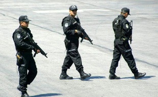 Des policiers turcs à Ankara, le 9 août 2006
