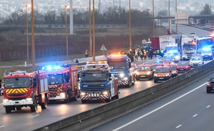 Une centaine de pompiers ont été mobilisés après l'accident sur l'A13 lundi 30 janvier 2017, qui a fait 65 blessés.