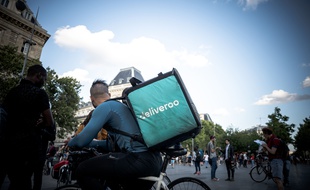 Un livreur Deliveroo lors d'un rassemblement place de la République à Paris, le 8 août 2019.