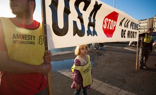 Illustration à Marseille le 10 octobre 2011, journée contre la peine de mort commémorée sur le vieux port par Amnesty International.