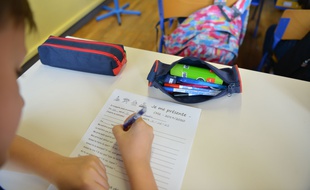 Un élève remplissant une fiche de renseignements dans une école de Bourgoin Jallieu, le 2 septembre 2019