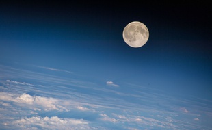 Une photo de la lune prise par la Station spatiale internationale le 18 août et publiée par la Nasa.