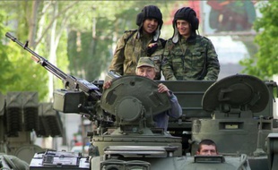 Des rebelles prorusses participent une parade de la Victoire à Donetsk, le 5 mai 2015