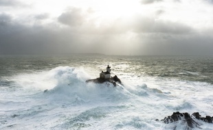 Le phare de Tévennec dans la tempête, au large du Finistère.