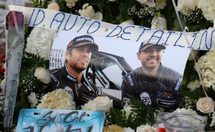 Des bougies et des photos pour commémorer le souvenir de Paul Walker, décédé le 30 novembre 2013 à Santa Clarita (Californie) dans un accident de voiture, une porsche conduite par un ami