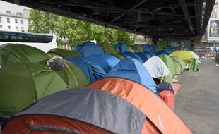 Des centaines de migrants, la plupart d'Afrique de l'Est, habitent dans ce camp sous la ligne de métro près de la porte de La Chapelle, à Paris, le 26 mai 2015