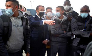 Emmanuel Macron et des jeunes à Stains en mars 2021.