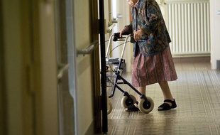 Un femme et son déambulateur, dans les couloirs de la maison de retraite Sainte Marie, à Angers (Maine et Loire), en avril 2011