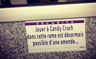 Depuis plusieurs mois, le street-artiste ARDPG détourne les messages de la RATP...