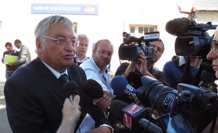 Jacques Auxiette exprimant sa colère ce mercredi devant la gare de Sainte-Pazanne.