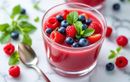 Un bol de fraîcheur instantanée : la soupe glacée de fruits rouges et menthe qui réveille les papilles (sans cuisson, avec plaisir !)
