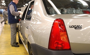 Un ouvrier roumain dans l'usine Dacia de Mioveni, en Roumanie, le 24 novembre 2005.