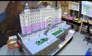 Une équipe de dix personnes a reconstruit The Grand Budapest Hotel en Lego