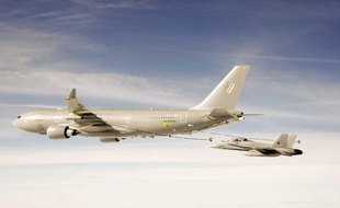 Un Airbus A330 MRTT ravitaille un F-18 de l'armée espagnole lors d'une simulation réalisée en novembre 2009.