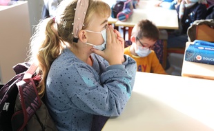 Des enfants avec un masque dans une école de la Sarthe, le 8 novembre 2021.