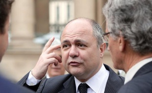 Bruno Le Roux, chef de file des députés PS, a reproché jeudi aux communistes de ne pas avoir voté au Sénat la loi de programmation budgétaire 2012-2017, qui du coup a été rejetée, qualifiant de "grave" leur conduite car ils "n'aident pas la gauche".