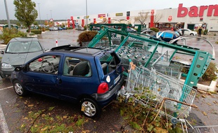 Cabries le 14 octobre 2012 - Il y a deux ans, une petite tornade a fait 25 blessés légers et a occasionné de nombreux dégâts en s'abattant sur la zone commerciale de plan de campagne.