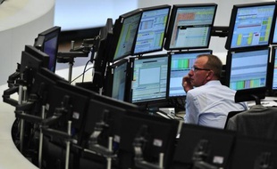 Les ministres des Finances des 27 pays de l'Union européenne se sont mis d'accord mardi pour réguler les produits dérivés, accusés d'avoir contribué à la crise sur les marchés financiers, suite à un compromis avec la Grande-Bretagne qui traînait des pieds.