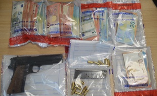 Près de 7.000 euros d'argent en liquide ainsi qu'un pistolet ont été saisis.