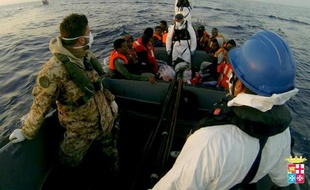 Photo transmise le 1er avril 2014 par la marine italienne de migrants, après avoir été secourus en mer méditerranée