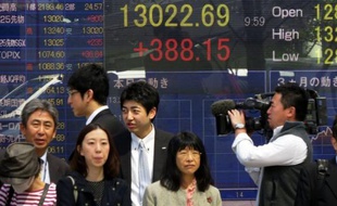 La refonte de la politique monétaire de la Banque du Japon a entraîné une journée historique sur les marchés nippons vendredi, avec un volume d'échange record à la Bourse de Tokyo, une dépréciation du yen et une chute du taux d'intérêt des obligations d'Etat à un niveau inédit.