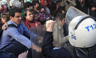 Affrontement entre manifestants et policiers, samedi 26 octobre 2013, à Ankara (Turquie).