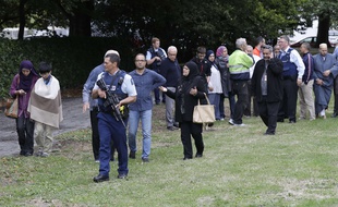 La police a escorté des témoins, peu après les attentats.