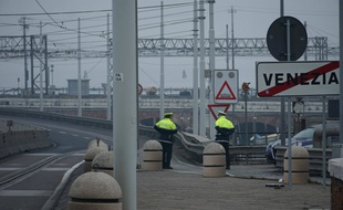 Des policiers en faction pendant le désamorçage d'une bombe à Venise (Italie), le 2 février 2020.