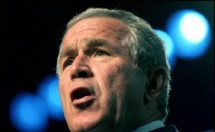 Le président américain George W. Bush a réclamé jeudi que l'attitude de "défi" de l'Iran dans la poursuite de ses activités nucléaires ait des "conséquences", tandis que son administration oeuvrait déjà à l'adoption de sanctions.