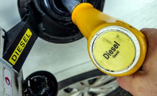 La taxation du gazole augmentera d'un centime par litre en 2016 puis en 2017 et celle de l'essence sera réduite du même montant sur la même période