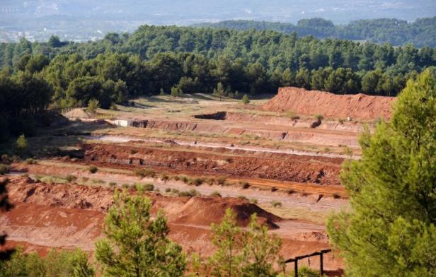 Vue générale prise le 8 octobre 2010 du site de MangeGarri à Gardanne où des résidus de bauxite produisant des boues rouges sont stockés sous forme solide