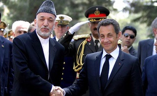 Le président afghan Hamid Karzai (g) et son homologue français Nicolas Sarkozy à Kaboul, le 20 août 2008.
