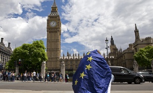 Des Anglais abasourdis après la victoire du Brexit, le 24 juin 2016.