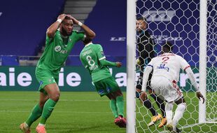 A l'image d'Harold Moukoudi, les Stéphanois sont sortis frustrés de ce 121e derby de l'histoire, dimanche à Décines. JEAN-PHILIPPE KSIAZEK