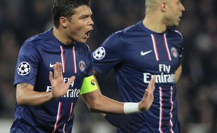 Les joueurs du Paris-Saint-Germain Thiago Silva et Alex, lors du match nul contre Barcelone 2-2, le 2 avril 2013.