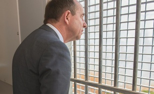 Le ministre de la Justice Jean-Jacques Urvoas dans la prison de Ducos en France, le 30 juin 2016