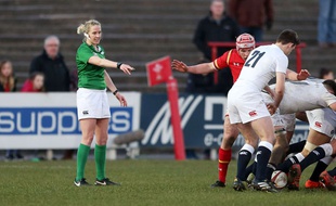 Joy Neville en train d'arbitre un match international en U18.