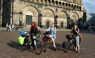 Audrey Dez, Charlyne Gard et Cindy Decherf (de gauche à droite), à Brême, en Allemagne, le 26 juillet.