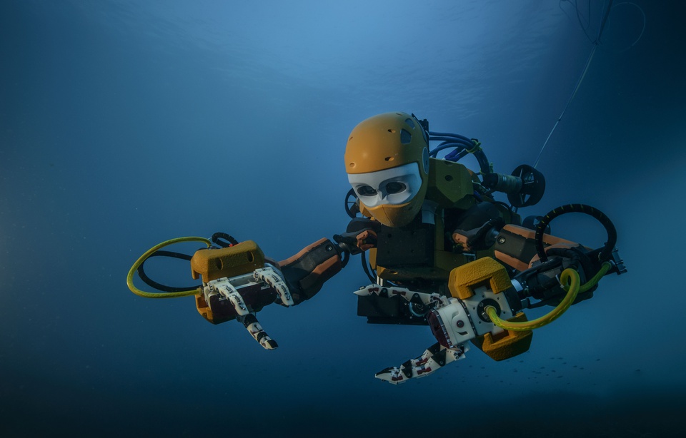 Dans L'obscurité Des Profondeurs Love Death Robot VIDEO. Marseille: Le robot plongeur Ocean One en avant-première mondiale