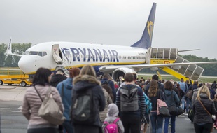 La compagnie Ryanair annonce devoir fermer des bases aéroportuaires en raison des retards de livraison du Boeing 737 MAX.