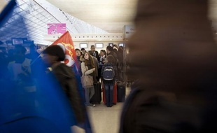 La proposition de loi UMP encadrant les conflits dans l'aérien, qui s'inspire du dispositif en vigueur dans les transports terrestres, est examinée mardi à l'Assemblée, soutenue par le gouvernement mais dénoncée par les syndicats comme une attaque du droit de grève.
