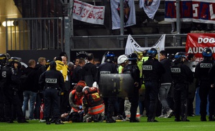 Intervention de secouristes et policiers après l'effondrement d'une barrière au stade de la Licorne d'Amiens le 30 septembre 2017.