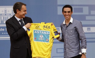 Le Premier ministre espagnol,José Luis Rodriguez Zapatero reçoit Alberto Contador après sa victoire sur le Tour de France, le 26 juillet 2010 à Madrid.