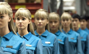 La série Real Humans imagine un monde où les Hubots ont remplacé les humains dans toutes les tâches domestiques.