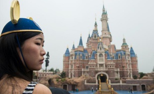 Une jeune fille porte des oreilles de Mickey pour la cérémonie d'ouverture du Disney Resort de Shanghai le 16 juin 2016