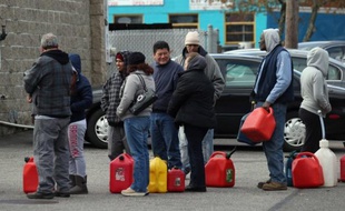 La municipalité de New York a commencé à rationner l'essence vendredi dans les stations-services de la ville où plus de 200.000 clients étaient toujours privés d'électricité malgré l'amélioration de la situation depuis le passage de l'ouragan Sandy 11 jours auparavant.