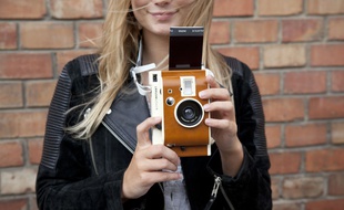 Fujifilm, Lomography, Impossible Project, Leica... la photo instantanée se révèle aux jeunes générations.