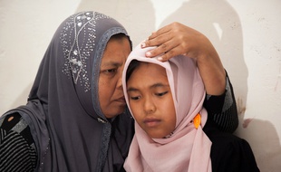 Jamaliah retrouve sa fille Raudhatul Jannah à Meulaboh, en Indonésie, le 7 août 2014.